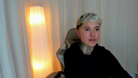 suzu_wolf online show from 10-22-25, 04:24