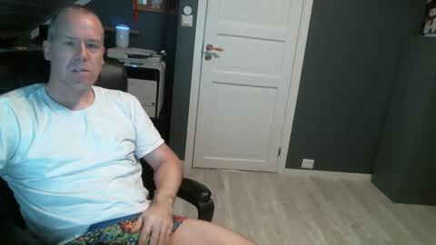 Snapshot of sverige1980 chatting on 12-14-25, 02:11 Tom online show from 12-14-25, 02:11