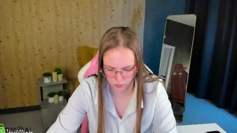 Snapshot of swayx1 chatting on 07-21-26, 04:59 Emma online show from 07-21-26, 04:59