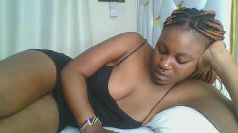 Snapshot of sweet_blackgal chatting on 12-11-24, 01:15 Lavie online show from 12-11-24, 01:15