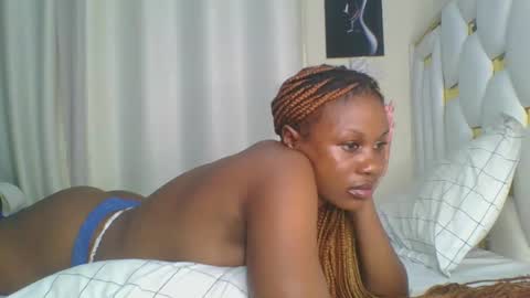 Snapshot of sweet_blackgal chatting on 01-12-25, 12:18 Lavie online show from 01-12-25, 12:18