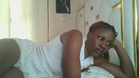 Snapshot of sweet_blackgal chatting on 01-12-25, 01:48 Lavie online show from 01-12-25, 01:48