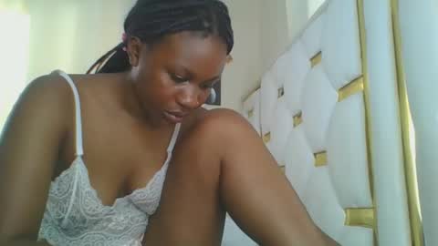 Snapshot of sweet_blackgal chatting on 02-19-25, 02:01 Lavie online show from 02-19-25, 02:01