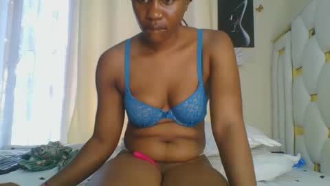 Snapshot of sweet_blackgal chatting on 02-20-25, 07:01 Lavie online show from 02-20-25, 07:01