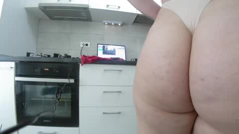 Snapshot of sweet_ella chatting on 01-09-25, 10:52           online show from 01-09-25, 10:52