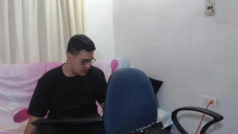 Snapshot of sweet_fantasy_couple chatting on 01-27-25, 03:26 sweet_fantasy_couple online show from 01-27-25, 03:26