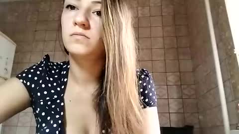 Snapshot of sweet_lilgirl_x chatting on 03-06-25, 05:57 Anna online show from 03-06-25, 05:57