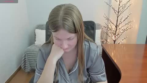 Snapshot of sweet_melody_of_ur_heart chatting on 12-23-25, 04:32 Mila online show from 12-23-25, 04:32