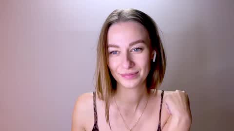 Snapshot of sweet_mia_91 chatting on 03-08-25, 03:45 Mia online show from 03-08-25, 03:45