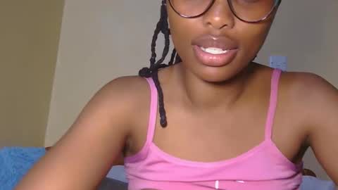 Snapshot of sweet_peach_xo36 chatting on 09-19-25, 06:48 S online show from 09-19-25, 06:48