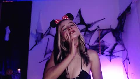 Snapshot of sweet_penny_ chatting on 10-19-25, 09:26 Penny  online show from 10-19-25, 09:26