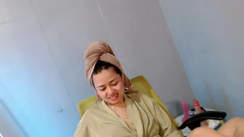 Snapshot of sweet_sirenxx chatting on 01-28-25, 07:43 Leah online show from 01-28-25, 07:43