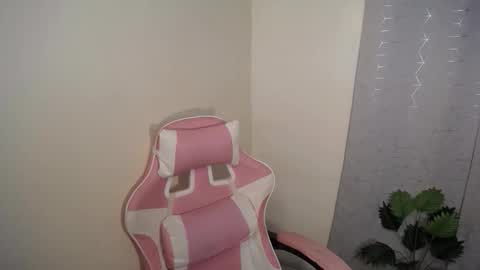 Snapshot of sweet_trishaxx chatting on 12-22-25, 01:35 Trisha online show from 12-22-25, 01:35