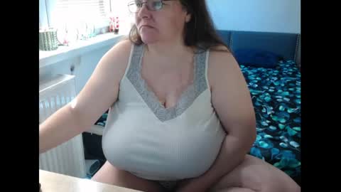 Snapshot of sweetboobs85h chatting on 05-01-26, 08:41 Sweetboobs85h online show from 05-01-26, 08:41