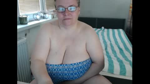 Snapshot of sweetboobs85h chatting on 05-18-26, 09:48 Sweetboobs85h online show from 05-18-26, 09:48