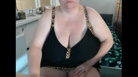 Snapshot of sweetboobs85h chatting on 06-05-26, 08:25 Sweetboobs85h online show from 06-05-26, 08:25
