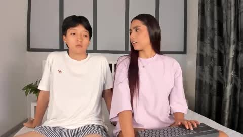 Snapshot of sweetcoupple chatting on 09-23-25, 02:14 Eva Short hair girl  - Victoria Long red hair online show from 09-23-25, 02:14