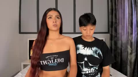 Snapshot of sweetcoupple chatting on 10-30-25, 05:35 Eva Short hair girl  - Victoria Long red hair online show from 10-30-25, 05:35