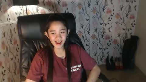Snapshot of sweetdannica chatting on 12-19-24, 01:40 Danni online show from 12-19-24, 01:40