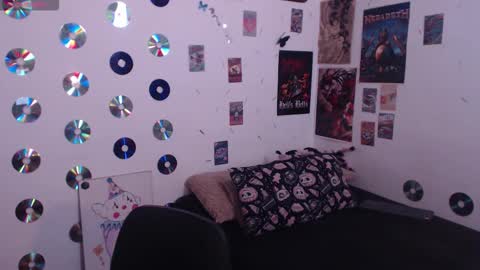 Snapshot of sweetdevil631 chatting on 12-15-25, 02:43 Abril online show from 12-15-25, 02:43