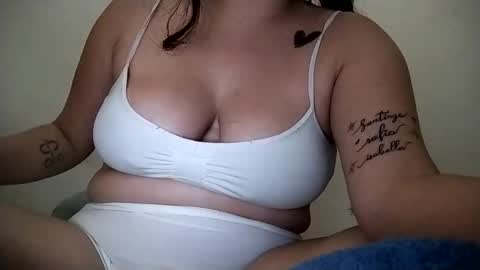 Snapshot of sweetie__annie chatting on 10-16-25, 05:19 Ana Mara i cant Make noise My family is here online show from 10-16-25, 05:19