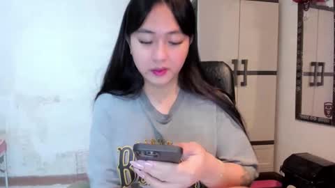 Snapshot of sweetlovepinay04 chatting on 01-02-25, 10:01 Zoe online show from 01-02-25, 10:01