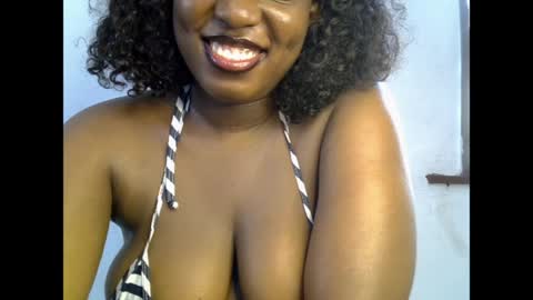 Snapshot of sweetpetitgirl chatting on 05-11-26, 07:58 LILY BRANDY online show from 05-11-26, 07:58