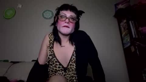 Snapshot of sweetpianobaby chatting on 11-08-25, 06:46 VannaDoll online show from 11-08-25, 06:46