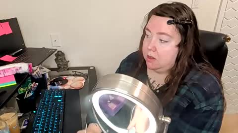 Snapshot of sweetsapphics chatting on 11-05-25, 10:04 ruby and scarlet online show from 11-05-25, 10:04