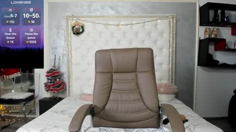 Snapshot of sweetsexangel chatting on 01-11-25, 01:11 Goddess Allysse online show from 01-11-25, 01:11