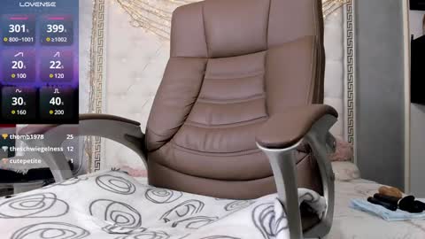 Snapshot of sweetsexangel chatting on 01-19-25, 04:36 Goddess Allysse online show from 01-19-25, 04:36