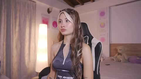 Cat independent model  online show from 11-28-25, 01:41