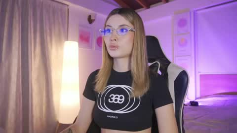 Cat independent model  online show from 05-06-26, 02:08