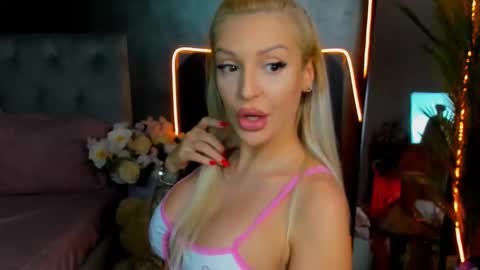 Snapshot of sweettheaa_ chatting on 09-24-25, 05:05 Jessica online show from 09-24-25, 05:05