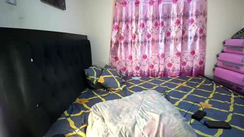 Snapshot of sweetthick_2 chatting on 12-10-24, 05:33 PEACHES online show from 12-10-24, 05:33