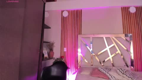 Snapshot of sweetviolet___ chatting on 05-30-26, 12:02 sweetviolet___ online show from 05-30-26, 12:02