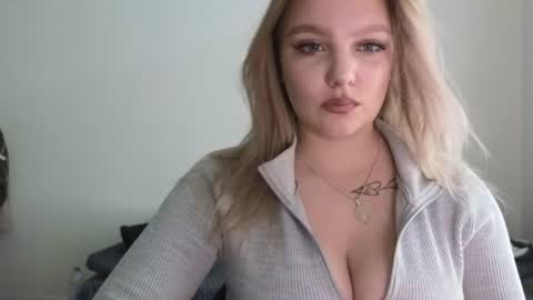Snapshot of sweety_bettyyy chatting on 07-13-26, 11:02 Betty online show from 07-13-26, 11:02