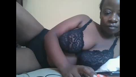 Snapshot of sweetyass25 chatting on 10-06-25, 06:22 sweetyass25 online show from 10-06-25, 06:22
