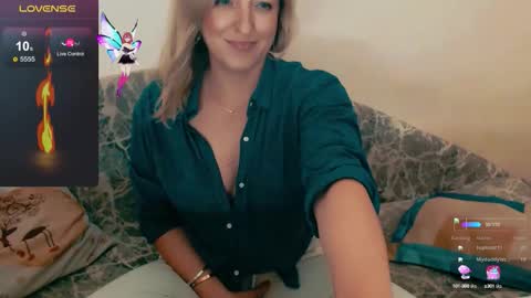 Snapshot of sweetyliza chatting on 09-15-25, 10:43 Liza online show from 09-15-25, 10:43