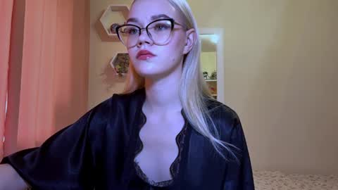 Mia online show from 06-19-26, 01:04