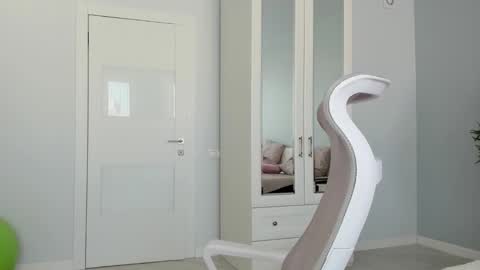 Mila online show from 10-18-25, 08:37