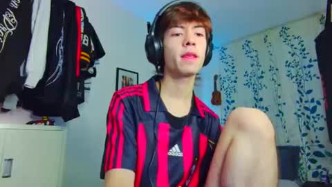 Snapshot of t0n3r chatting on 09-11-25, 12:11 TONER online show from 09-11-25, 12:11