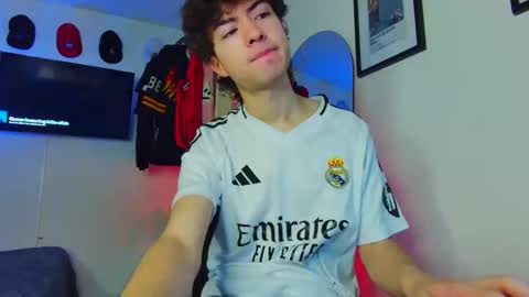 Snapshot of t0n3r chatting on 09-26-25, 02:37 TONER online show from 09-26-25, 02:37