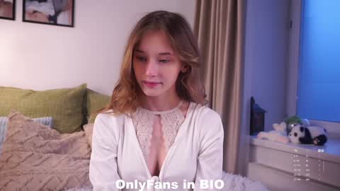 Snapshot of taitehambelton chatting on 11-28-25, 02:14 Mia online show from 11-28-25, 02:14