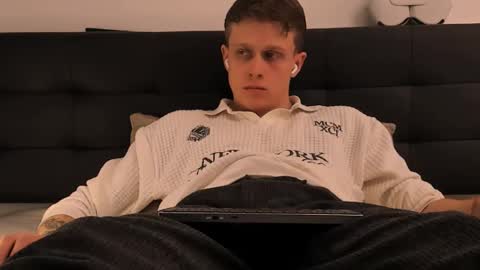 Snapshot of talkinghead7 chatting on 01-15-26, 09:40 Colin online show from 01-15-26, 09:40