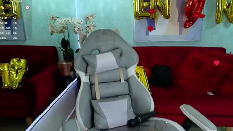 Snapshot of tammy_petit chatting on 02-18-25, 06:37 Tammy online show from 02-18-25, 06:37