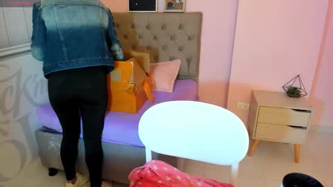 Snapshot of tania_duque chatting on 09-25-25, 01:15 Tania online show from 09-25-25, 01:15