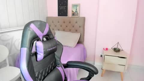 Snapshot of tania_duque chatting on 11-19-25, 02:50 Tania online show from 11-19-25, 02:50