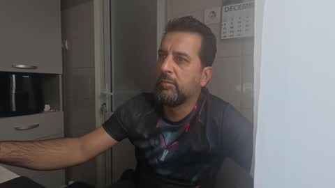 Snapshot of tarkan198 chatting on 12-18-25, 12:00 tarkan198 online show from 12-18-25, 12:00