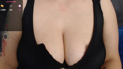 Snapshot of tarrant_ chatting on 01-07-25, 01:35 tarrant_ online show from 01-07-25, 01:35
